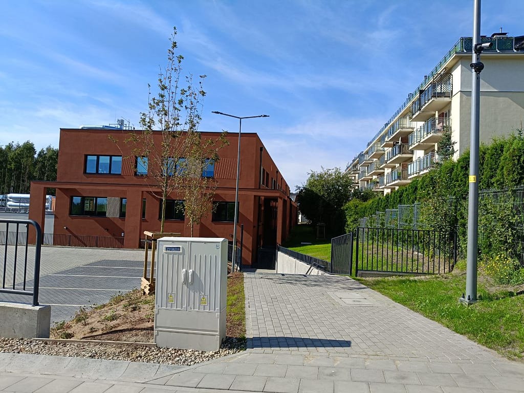 Szkoła Podstawowa nr 30 - widok na odległość od najbliższego bloku