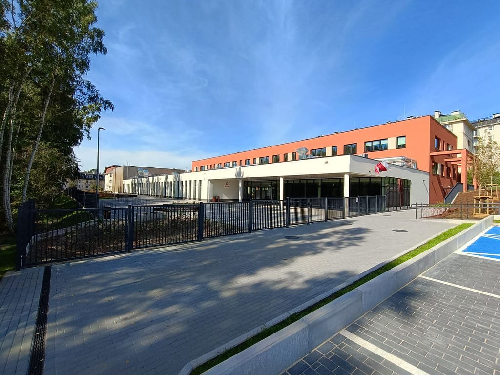 Widok na szkołę przy ul. Morenowe Wzgórze, od strony parkingu i głównego wejścia