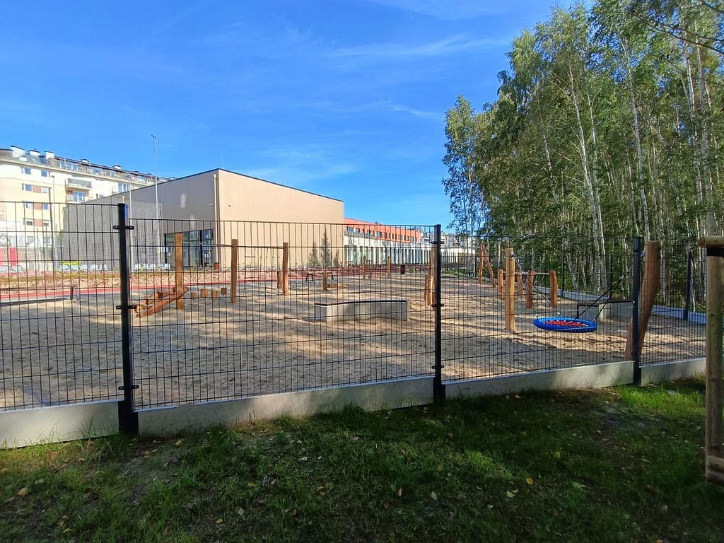 Szkoła Podstawowa nr 30 na Morenowym Wzgórzu - widok od strony placu zabaw