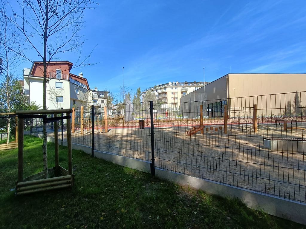 Szkoła Podstawowa nr 30 na Morenowym Wzgórzu - widok od strony placu zabaw i boiska