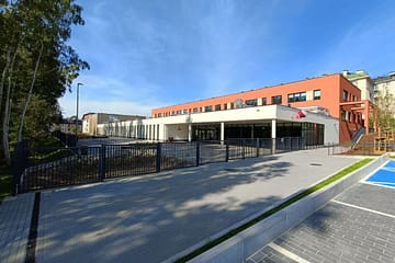 budynek szkoły podstawowej nr 30 przy ul. Morenowe Wzgórze, zdjęcie zrobione od strony parkingu, widoczne jest główne wejście do szkoły